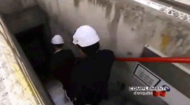 지하로 내려가는 장면